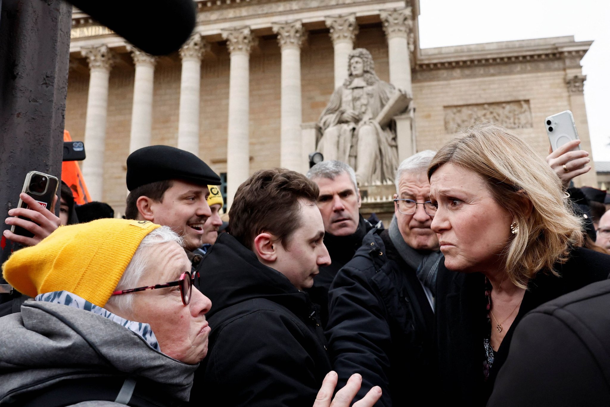 Vidéo : Yaël Braun-Pivet bousculée par des agriculteurs devant le Parlement