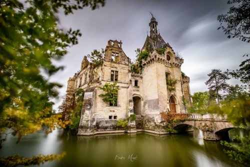 Connaissez-vous l’histoire incroyable de ce superbe et mystérieux château romantique sauvé des ruines ?