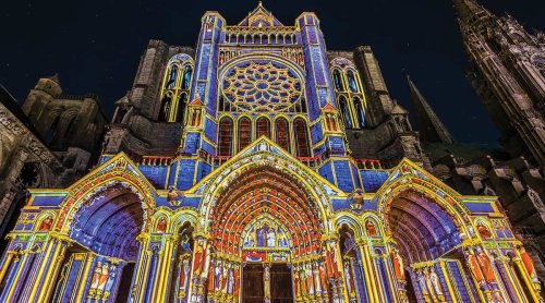 Saviez-vous que dans cette superbe ville à 1H de Paris, la cathédrale classée à l'UNESCO s'illumine à la nuit tombée ?