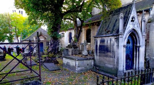 Ce cimetière méconnu avec une vue imprenable est le plus vieux et plus petit de Paris !