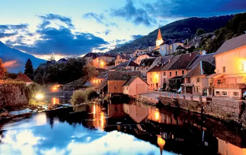 Connaissez-vous ce plus beau village de France réputé pour ses maisons aux volets très particuliers ?