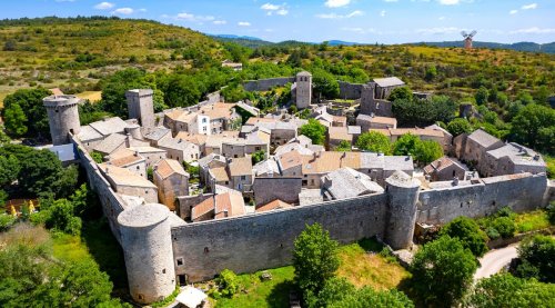 Cette superbe cité médiévale fortifiée bâtie au XIIe siècle par les Templiers est l’un des Plus Beaux Villages de France
