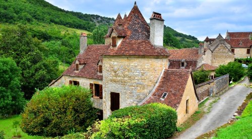 Ce village cerné de falaises et surplombé d’une cascade vertigineuse est surnommé “Le Petit Versailles”