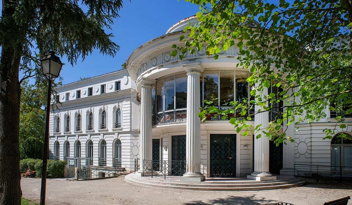 Avez-vous déjà visité cette demeure méconnue digne de la Maison Blanche cachée aux portes de Paris ?