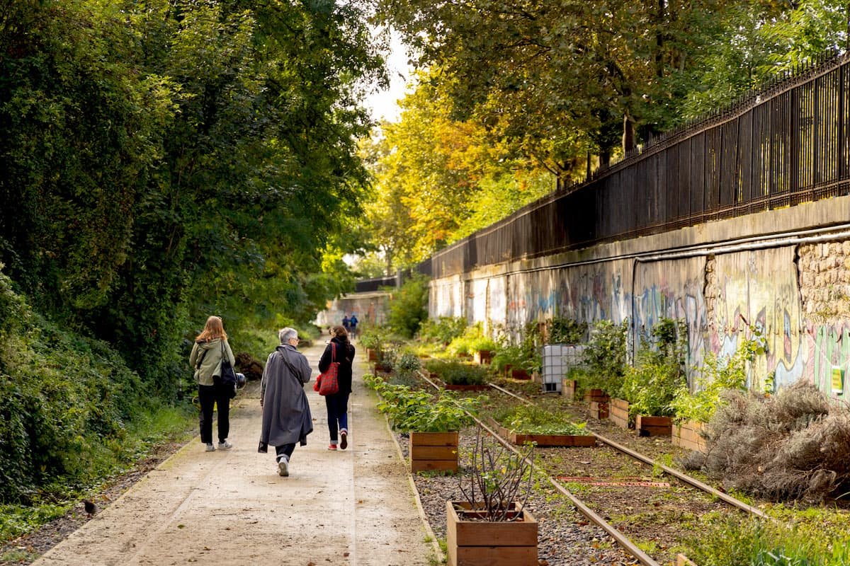 Ce nouveau jardin de 7500 m2, niché au cœur du 18e, vit son premier printemps cette année