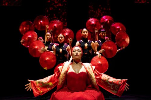 Entre danse contemporaine, arts martiaux et illusions, ce spectacle d'Alice s'annonce hypnotique
