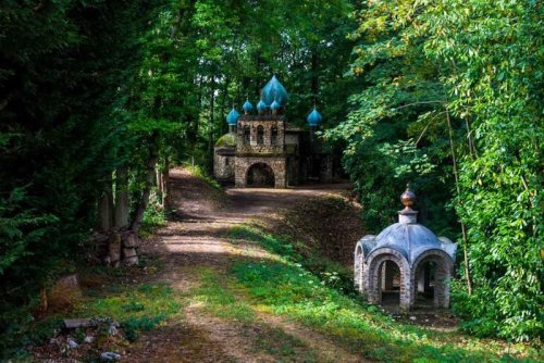 Un temple byzantin en pleine forêt aux portes de Paris ! Un des lieux les plus insolites de région parisienne se trouve…