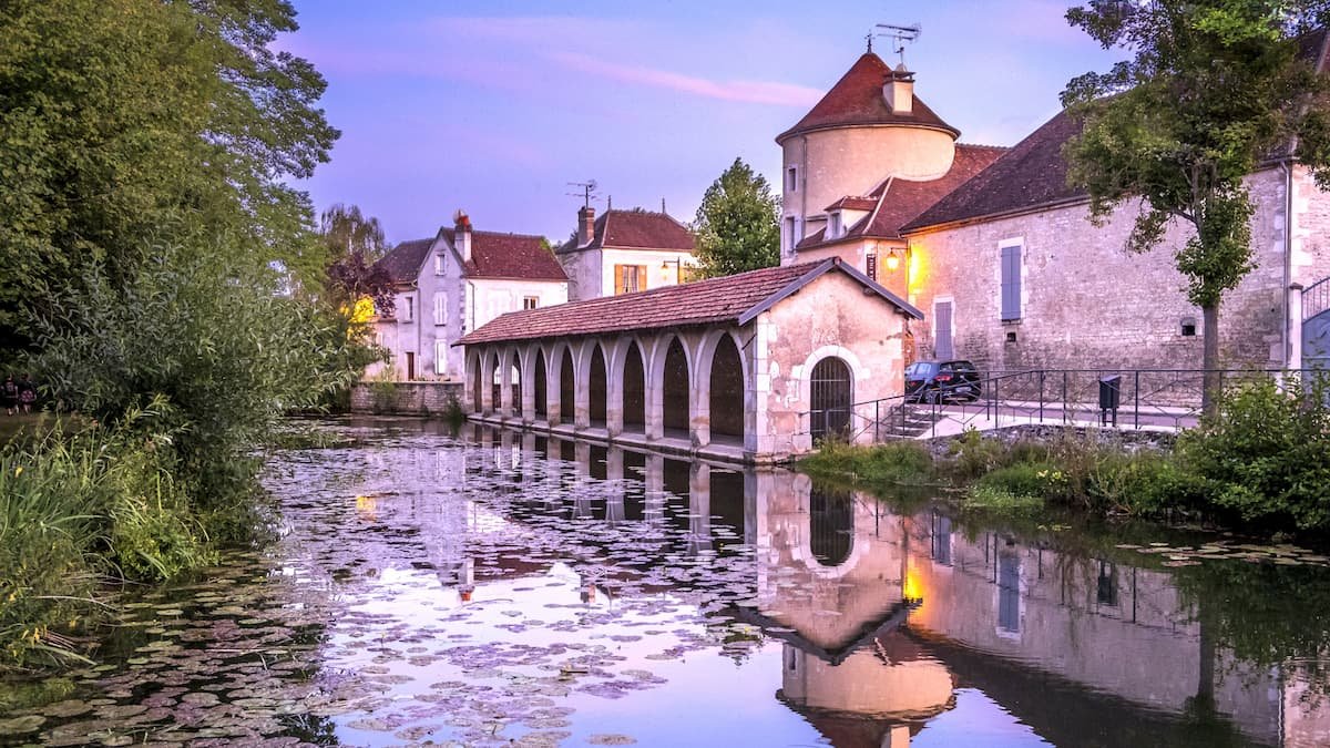 Surnommé « La Porte d’or de la Bourgogne », ce village est mondialement connu pour son vignoble