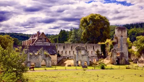Cette mystique abbaye du XIIe siècle à 1h30 de Paris serait l'un des lieux les plus hantés de France !