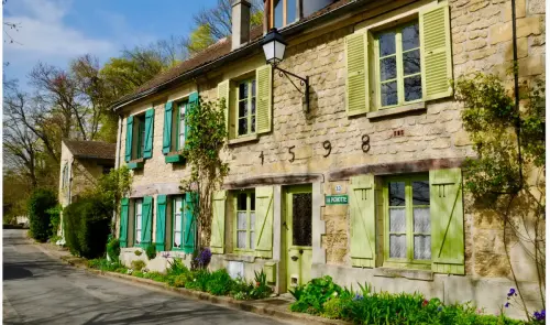 Reconnaissez-vous ce village pittoresque à seulement 30 km de Paris qui inspira tant de peintres célèbres ?