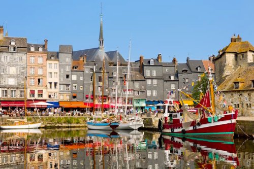 Quelle est cette jolie ville avec un adorable port et des maisons à colombages, à seulement quelques heures de Paris ?