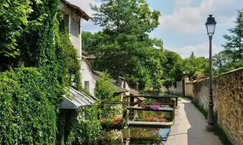 Connaissez-vous cette magnifique cité médiévale qui longe une rivière à 45 minutes de Paris ?
