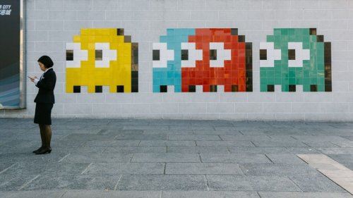 A Paris, une exposition gratuite célèbre l'art pixelisé de l'artiste de rue Invader !