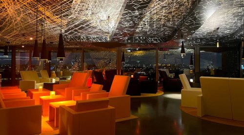 Un chef étoilé, ancien candidat de top chef ouvre un restaurant au design incroyable sur le toit de la Philharmonie de Paris !