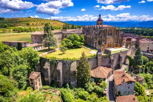 Connaissez-vous ce sublime village médiéval du Vercors qui abrite une magnifique église abbatiale gothique ?