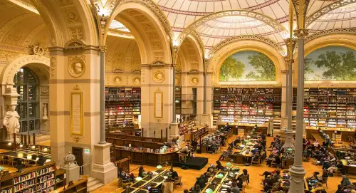 Cette bibliothèque à Paris classée aux Monuments Historiques abrite plus de 500 000 livres et même des œuvres d’art !