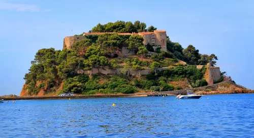 Cette impressionnante forteresse à 2h de Marseille est devenue le lieu de villégiature des Présidents de la République – Paris ZigZag | Insolite & Secret