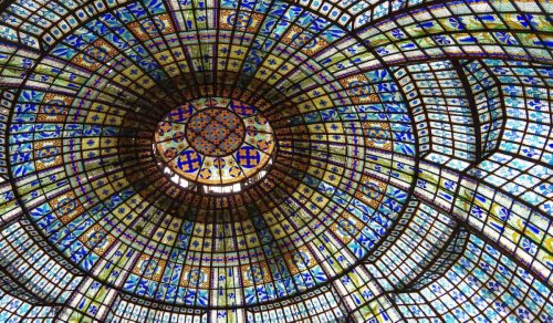 Savez-vous dans quel célèbre édifice parisien se cache cette splendide coupole en vitraux datant de 1923 ?