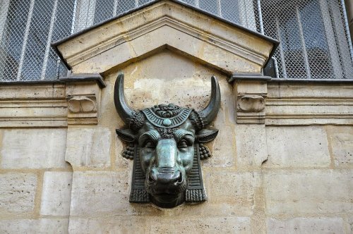 Que font ces taureaux assyriens sur une école du Marais ?