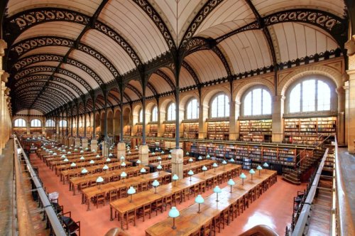 Saviez-vous que cette majestueuse bibliothèque porte le nom de la sainte patronne de Paris ?