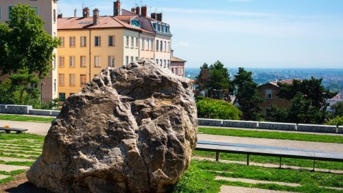 Pourquoi ce gros caillou trône tout en haut de la colline de la Croix-Rousse à Lyon ?