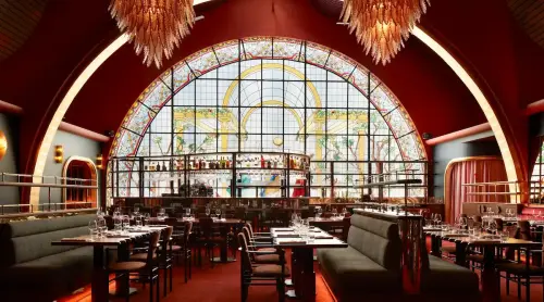 Cet incroyable restaurant Art Déco est caché au-dessus d’une célèbre salle de spectacle à Paris !