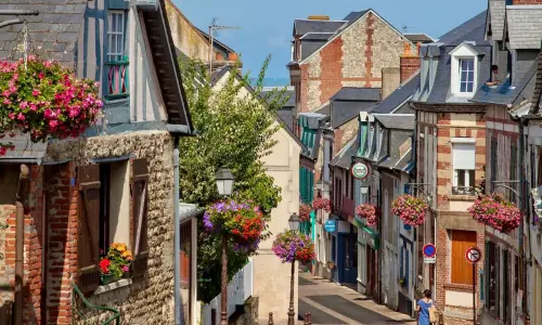 Moins connu que Mers-les-Bains, ce joyau normand séduit avec ses villas de bord de mer