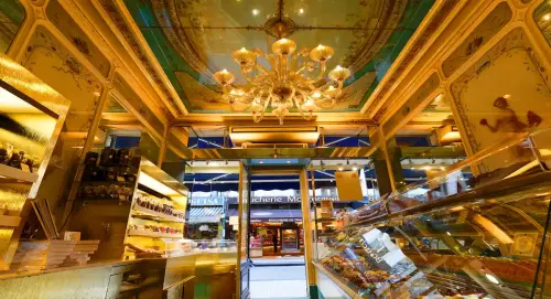 Cette pâtisserie emblématique imaginée sous le règne de Louis XV régale encore aujourd’hui les Parisiens !