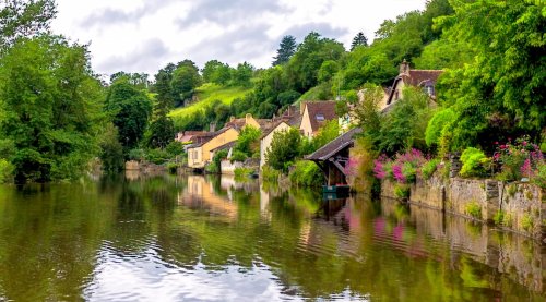 Cette sublime "Petite cité de caractère" au bord de l'eau a failli être le village préféré des français ! Elle a plus de 1000...
