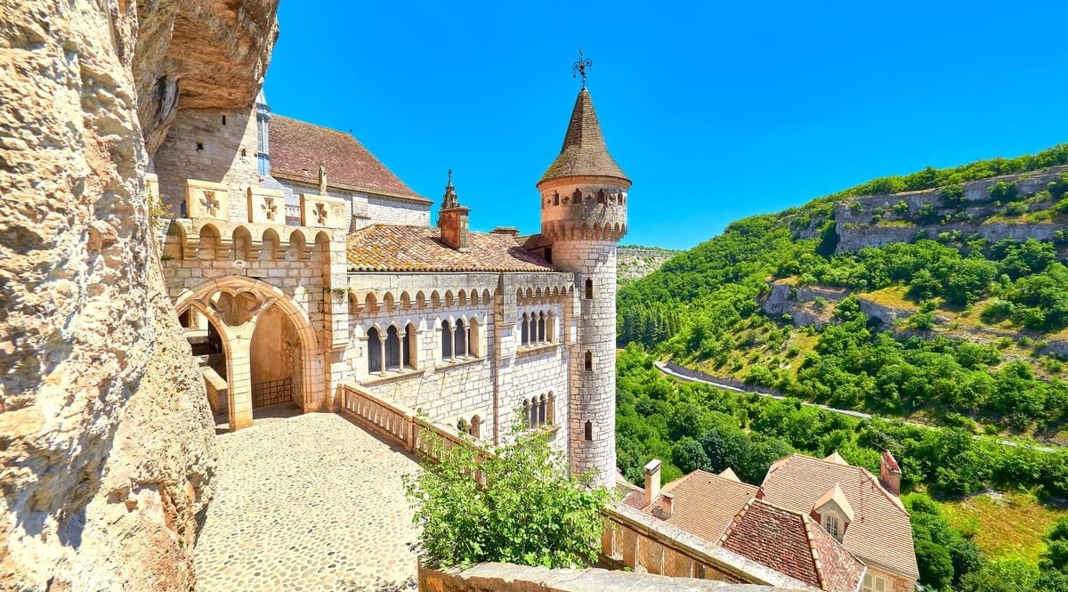 Ce sublime et spectaculaire village perché bâti en bord de falaise est le plus recherché sur Internet