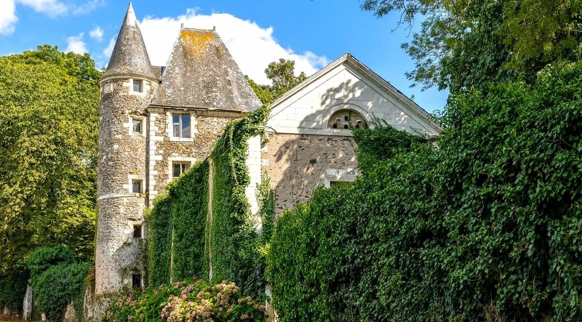 Ce village perché entre trois rivières cache un pavillon rouge de l’Exposition universelle de 1878