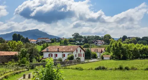 Avant d’être labellisé Plus Beaux Villages de France, ce village pittoresque était un haut-lieu de la contrebande