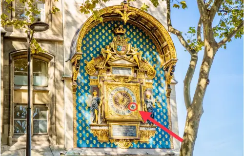 Pourquoi le chiffre romain 4 est écrit IIII au lieu de IV sur certains monuments parisiens ?