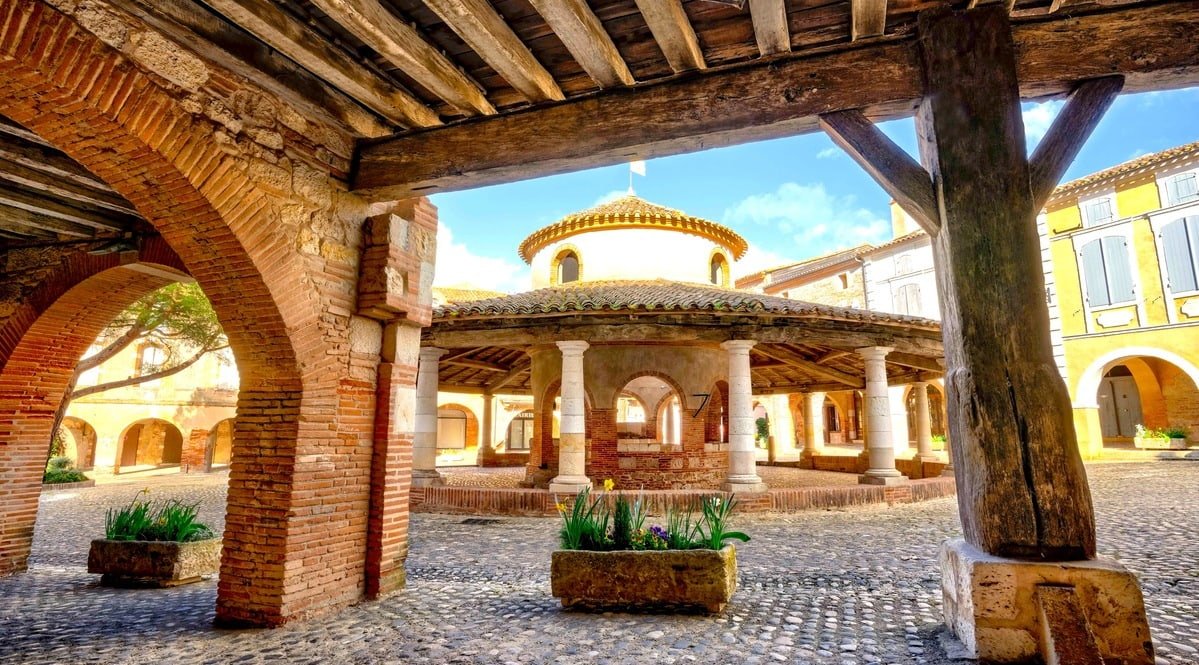 À 1h30 de Bordeaux, ce sublime village de briques rouges surnommé "la Toscane française" abrite une surprenante...