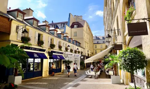 Connaissez-vous ce charmant village, avec des maisonnettes et lampadaires anciens, caché en plein Paris ?