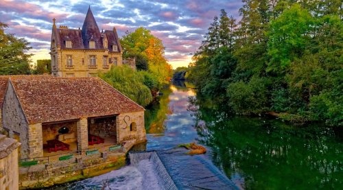 À moins d'1h de Paris, ce village classé parmi « Les plus beaux détours de France » fut prisé par de célèbres...