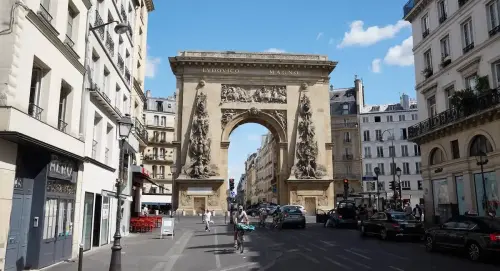 L’une des plus anciennes rues de Paris fut autrefois “la reine économique” de la capitale et le théâtre d’événements majeurs