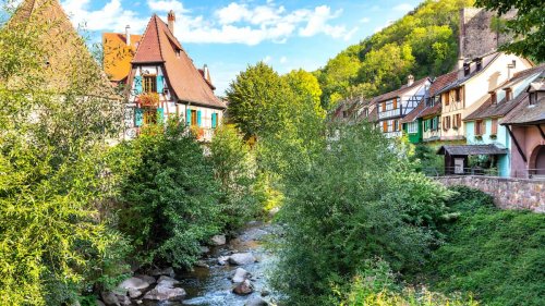 Connaissez-vous ce charmant village avec ses maisons à colombages longeant une rivière ?