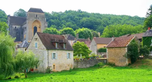Ce charmant village situé dans la “Vallée de la Préhistoire” peut se vanter d’avoir reçu la visite de la Reine Elizabeth II