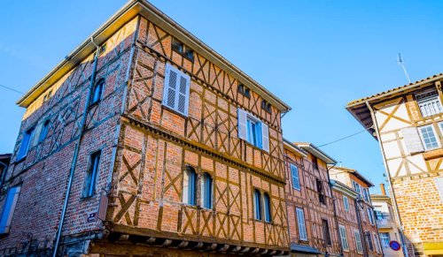 Le marché de cette jolie cité médiévale a été élu "plus beau de France" en 2021 !
