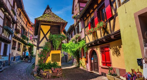 Cet adorable village réputé pour son vin est parsemé de maisons multicolores à colombages !