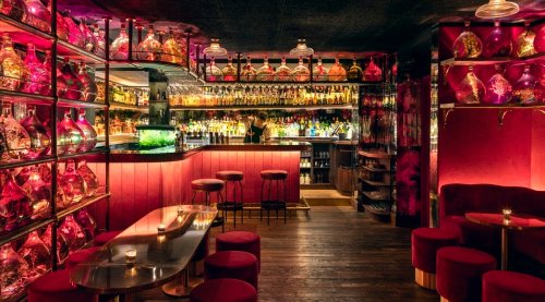 Ce superbe bar caché (très bien caché !) à Pigalle propose des cocktails sur le thème du foot