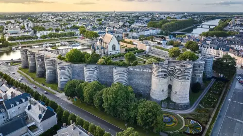 Ce château situé à 3h de Paris est l’une des plus impressionnantes forteresses de France grâce à ses 117 tours défensives ! – Paris ZigZag | Insolite & Secret