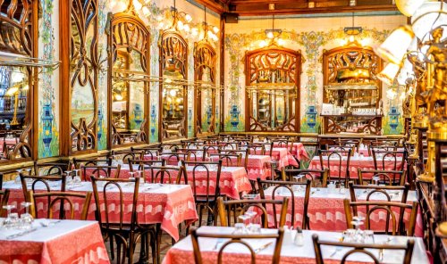 Cet établissement traditionnel de Paris vous séduira par son élégante décoration et ses mets de qualité !