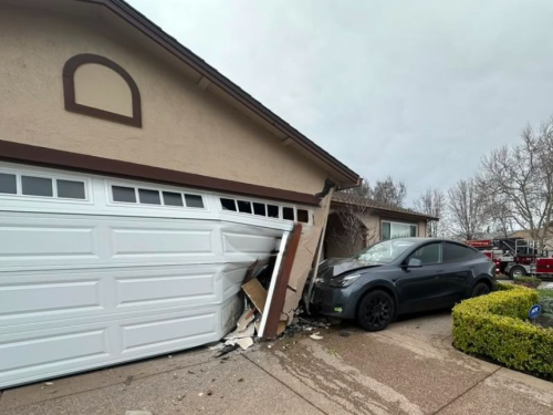 Car Crashes Into Pleasanton Home: LPFD