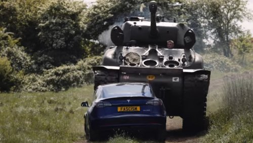 Youtube-Video: Weltkriegs-Panzer überrollt Tesla aus Protest gegen Musk