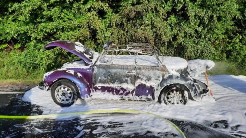 Feuerwehr löscht brennendes Auto im Kreis Helmstedt
