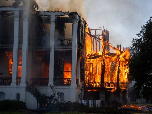 Fire destroys huge mansion on former sugar plantation in Louisiana