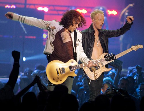 Legendary guitarist returns to stage 8 months after bone marrow transplant