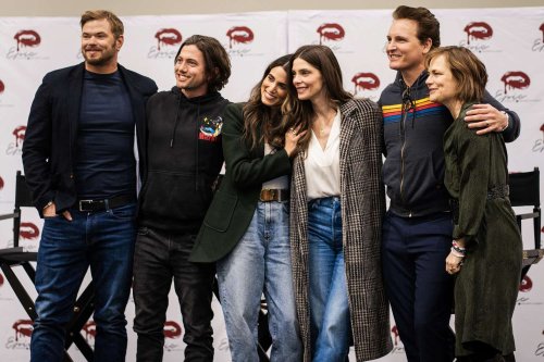 Twilight Cast Takes a 'Family Portrait' at Epic Cons Chicago — See the Photo!